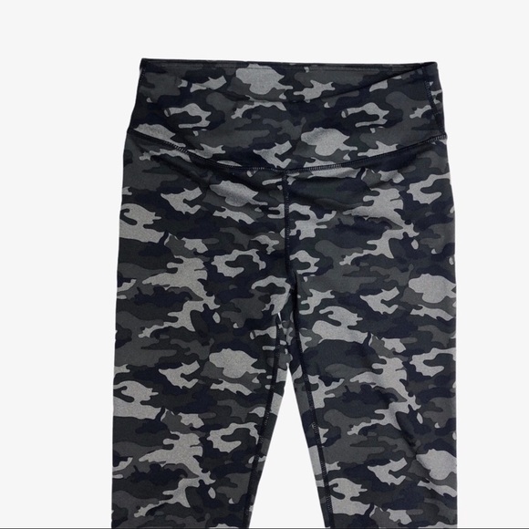 Fabletics Lima Capri Cropped Leggings Green Camo Size Small Activewear Mid Rise - Picture 4 of 7